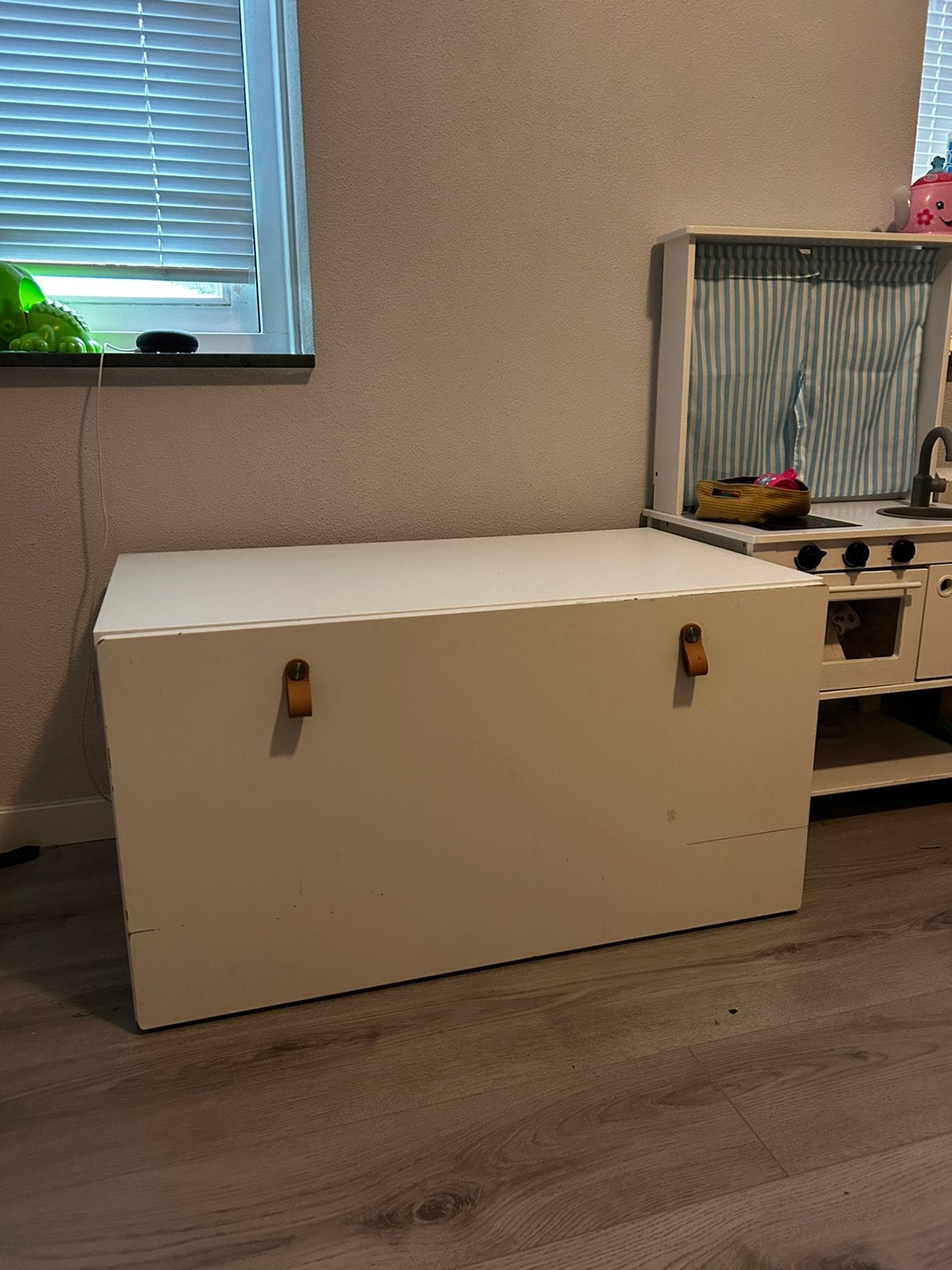 Witte speelgoedkist met leren handgrepen, Ophalen, Gebruikt, 100 tot 150 cm, 50 tot 75 cm
