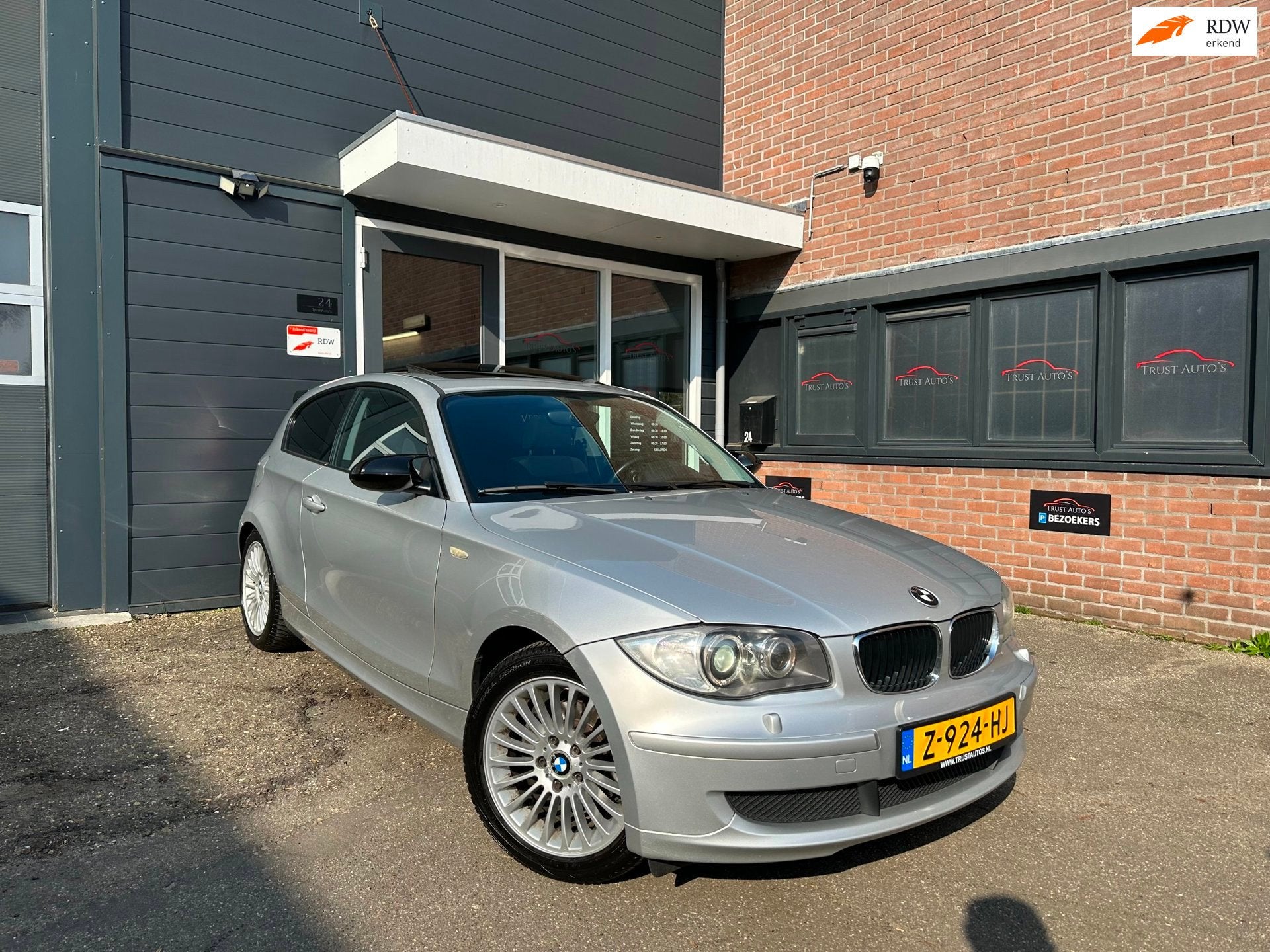 BMW 1-serie 118i|Automaat|Schuifdak|Pdc|xenon|Stoelv.warming, Auto's, BMW, 4 stoelen, 1265 kg, Euro 4, 670 kg