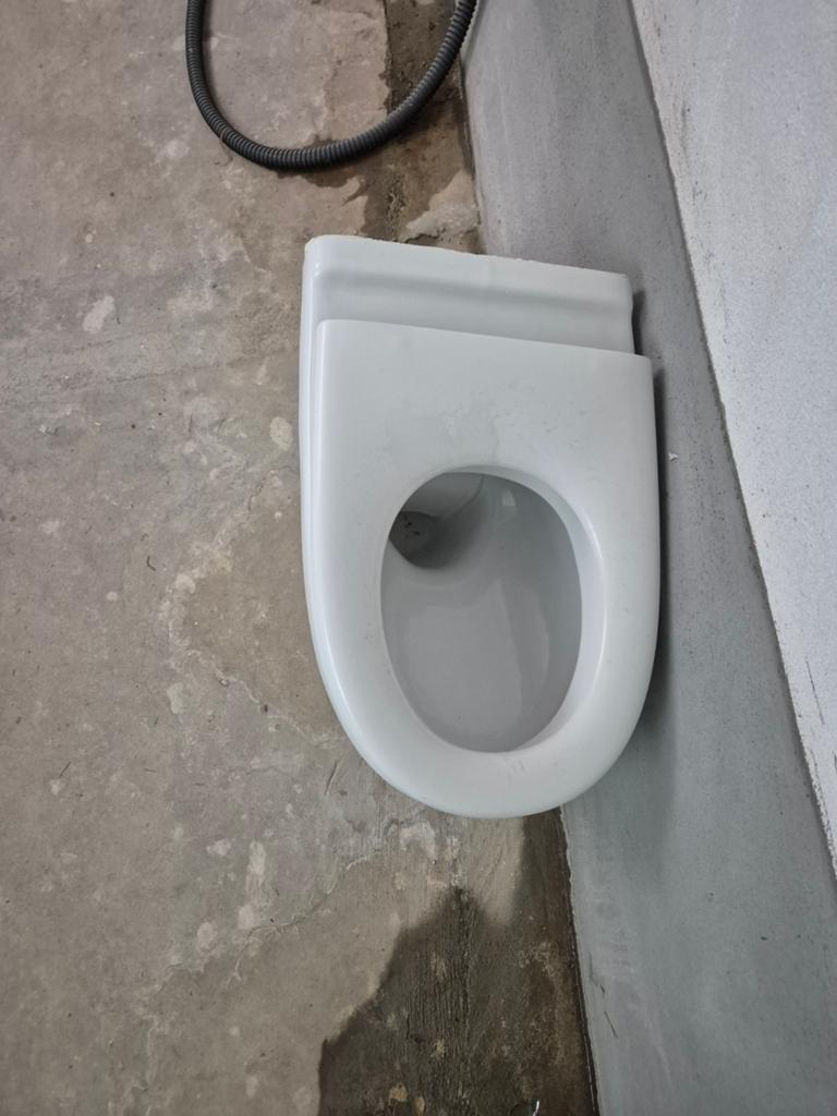 Sphinx wandcloset toiletpot wit gebruikt maar schoon, Doe-het-zelf en Verbouw, Sanitair, Ophalen, Gebruikt, Toilet
