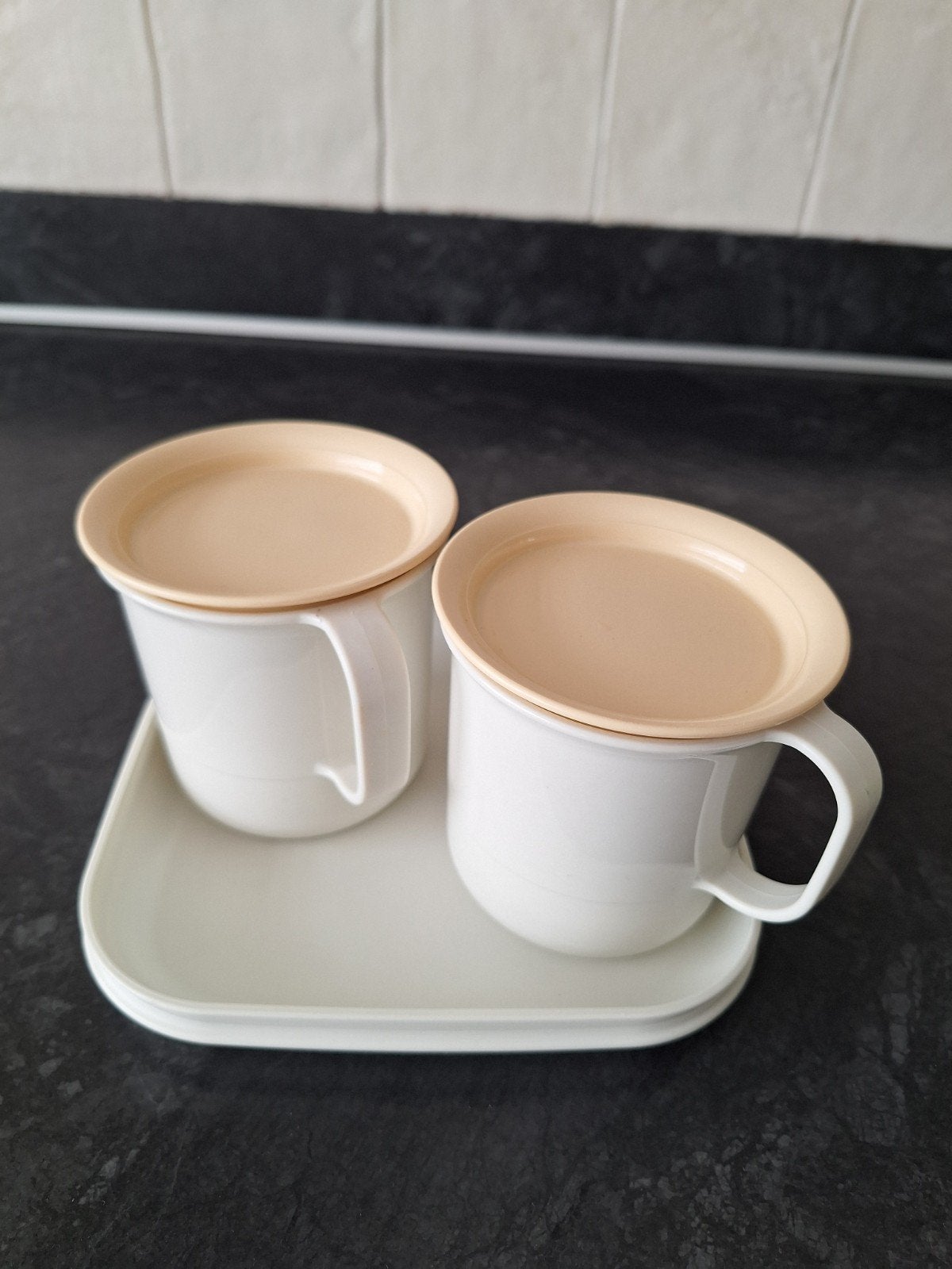 Tupperware bekers met deksel en dienblad, Beker of Kan, Ophalen of Verzenden, Zo goed als nieuw, Met deksel