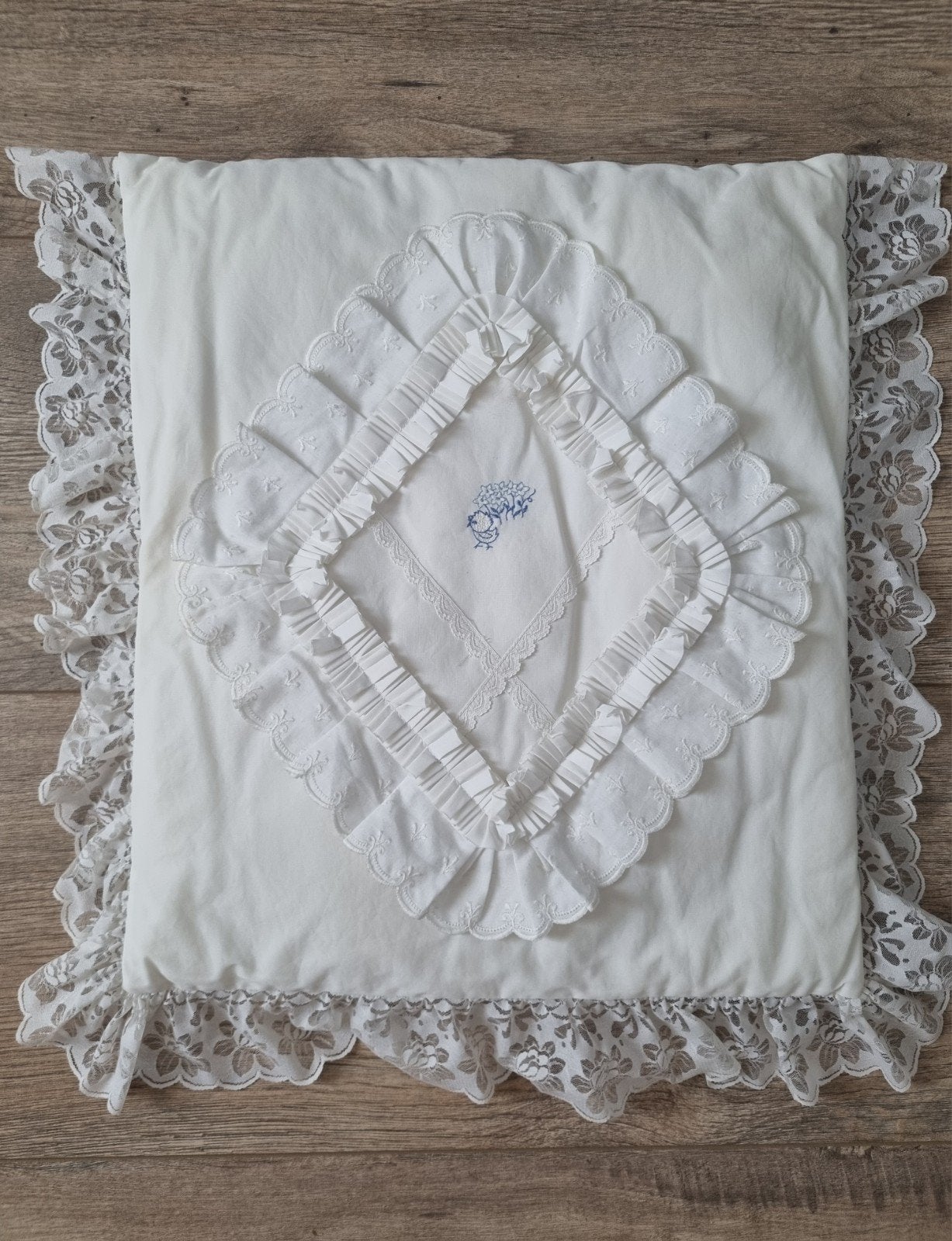 Vintage sierkussen met kant voor ouderwetse kinderwagen, Ophalen of Verzenden