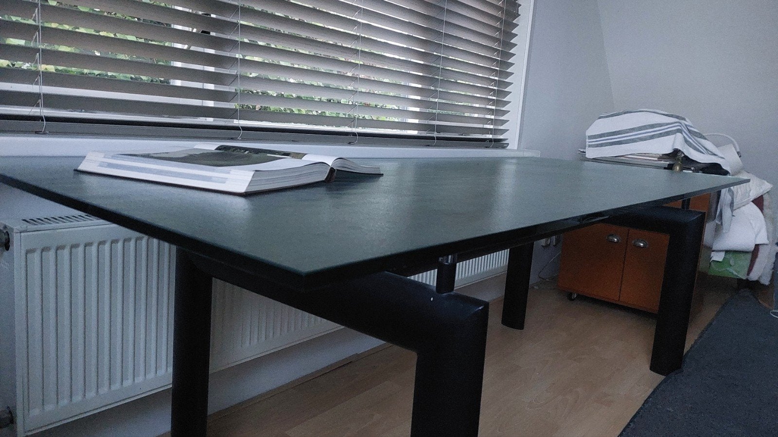 Stijlvolle onbeschadigde glazen eettafel model lecorbusier m, Huis en Inrichting, Gebruikt, Glas, 150 tot 200 cm, Modern