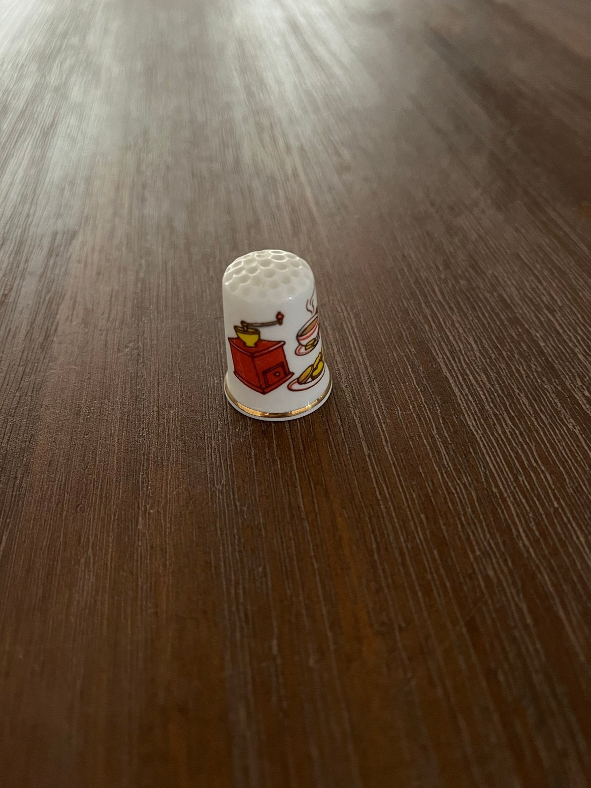 Porseleinen vingerhoedje met koffiemolen decoratie, Verzamelen, Ophalen, Zo goed als nieuw, Porselein, Buitenland