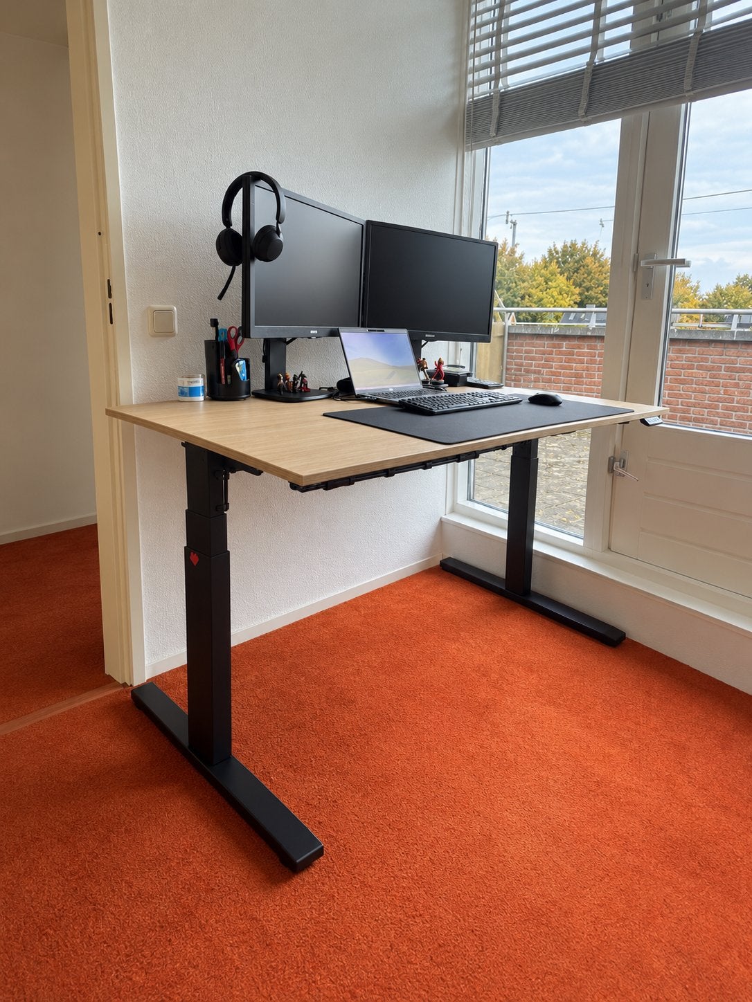 Zit-sta bureau 140x80 cm, zwart frame, eiken blad, Ophalen, Zit-sta bureau, Elektrisch, Hout
