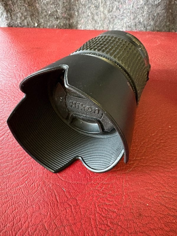 Nikon camerabody met 2 lenzen en statief, Gebruikt, Nikon Europe B.V.. 1181 VX Amstelveen- Nederland, Ophalen of Verzenden, Nikon