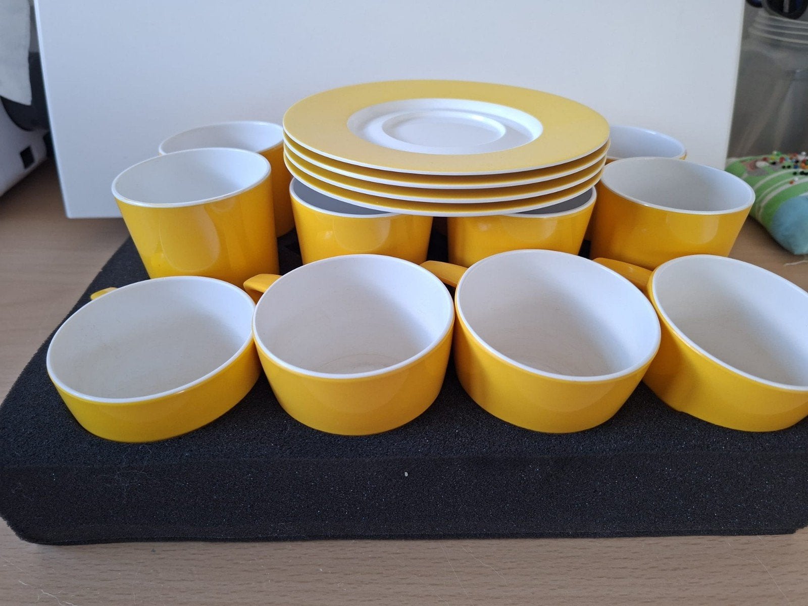 Mepal kampeerservies geel/wit: 4 kop & schotel, 8 bekers, Ophalen