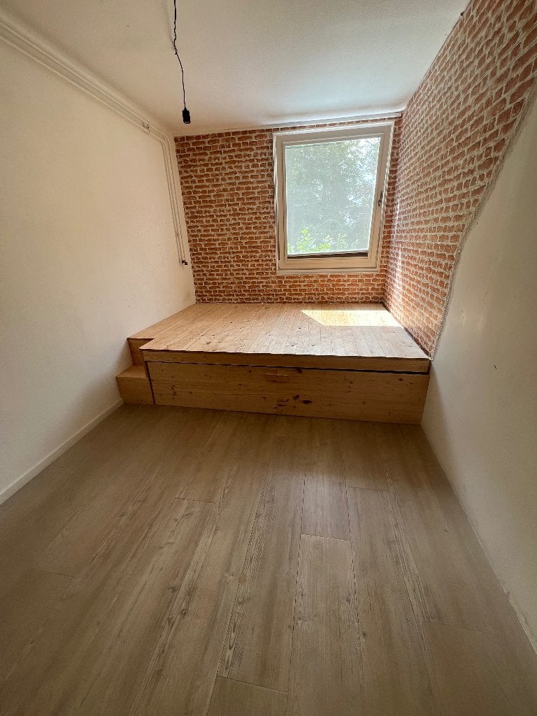 Gratis Tweepersoons onderschuif bed met podium, Huis en Inrichting, Ophalen, Gebruikt, Overige typen, Tweepersoons