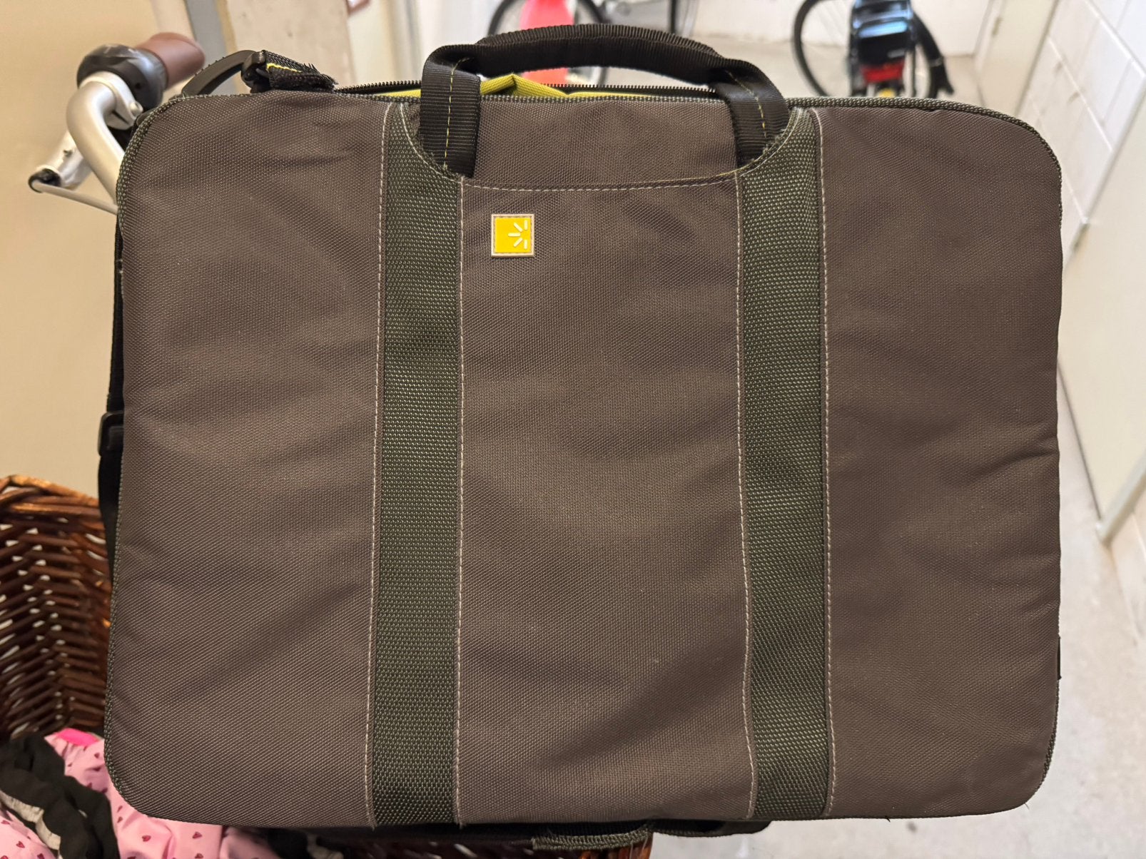 Nieuwstaat Logic laptop tas, 15 inch, Grijs, Ophalen of Verzenden, Zo goed als nieuw