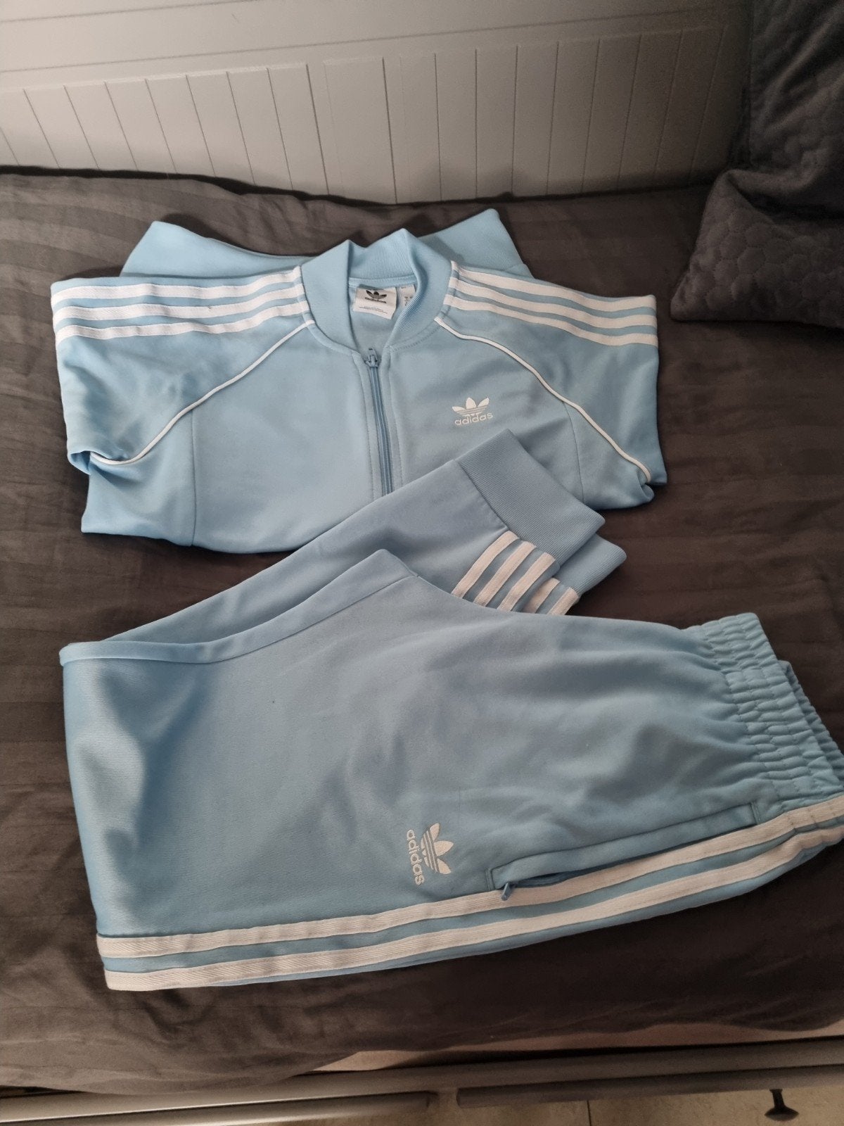 Adidas trainingspak lichtblauw - Maat S, Kleding | Heren, Sportkleding, Ophalen of Verzenden, Zo goed als nieuw, Blauw, Adidas