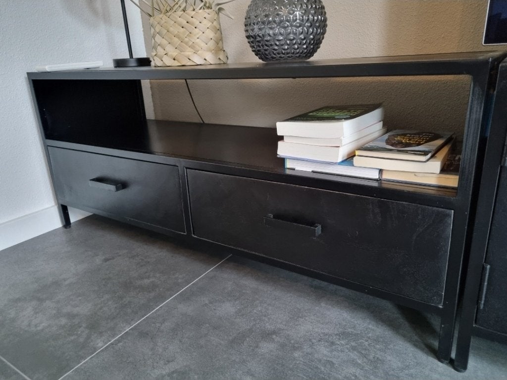Livingfurn Kala TV-meubel – Zwart Mangohout | 120 cm, Huis en Inrichting, Ophalen, 100 tot 150 cm, Zo goed als nieuw, Minder dan 100 cm