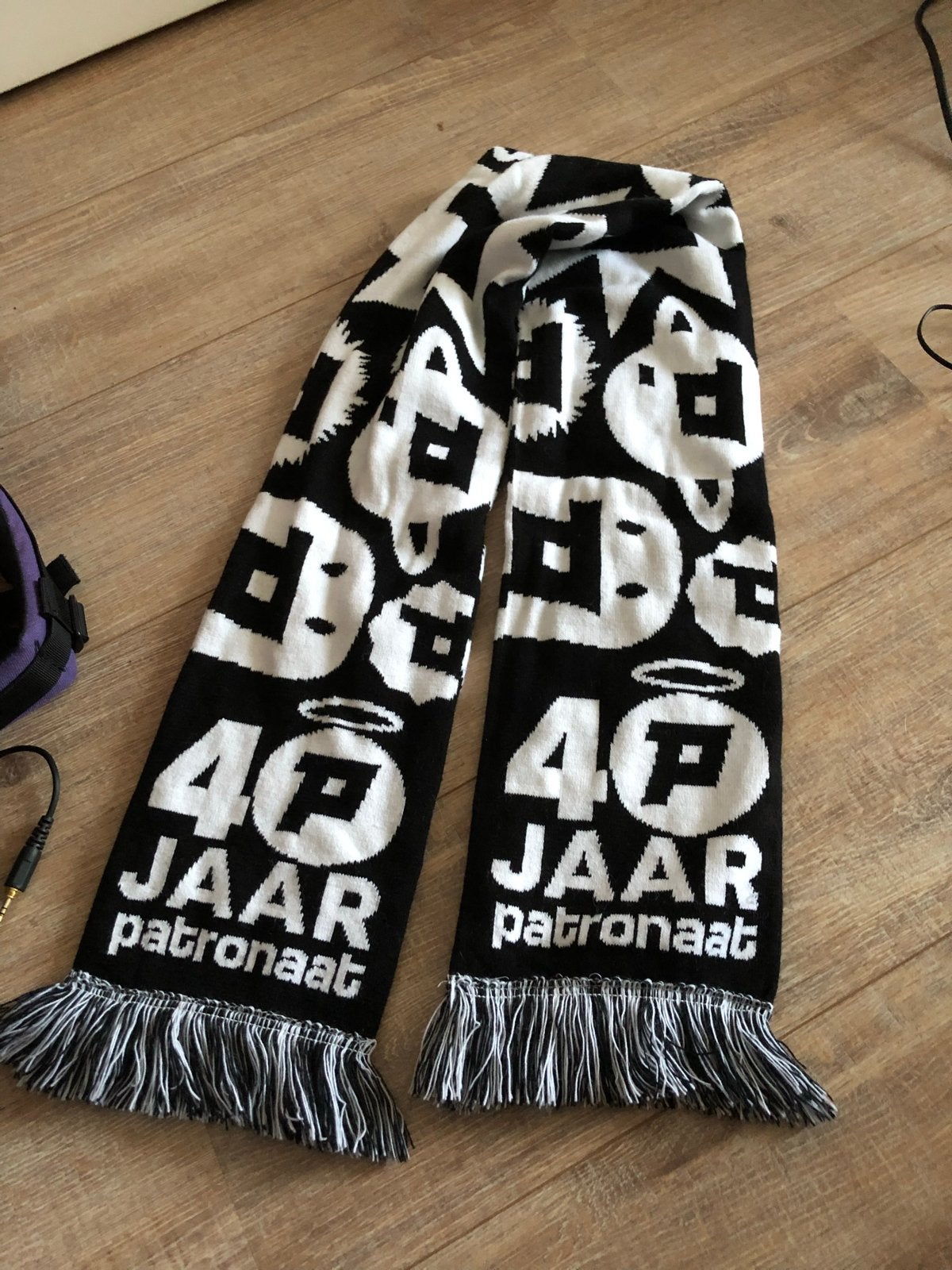 Zwart-witte sjaal '40 jaar patronaat', Ophalen of Verzenden, Zo goed als nieuw, Maat 38/40 (M), Sjaal