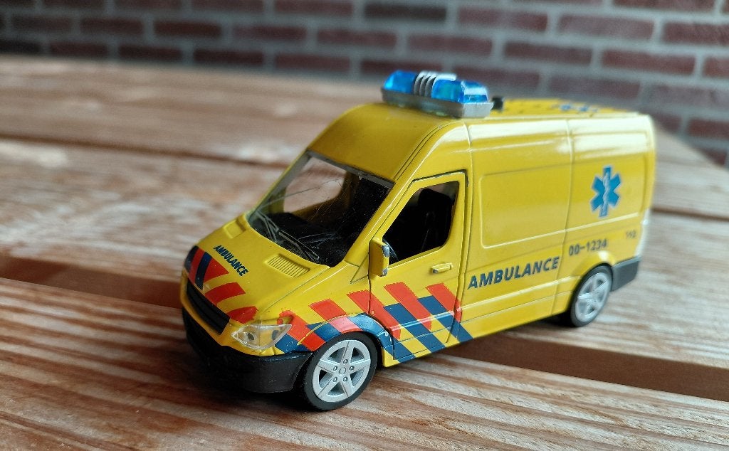Nederlandse speelgoed ambulance, Ophalen of Verzenden, Zo goed als nieuw
