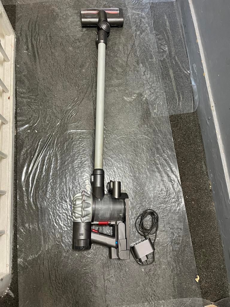 Dyson DC 62 accu stofzuiger met steel en wandhouder, Ophalen, Gebruikt, Stofzuiger, Minder dan 1200 watt