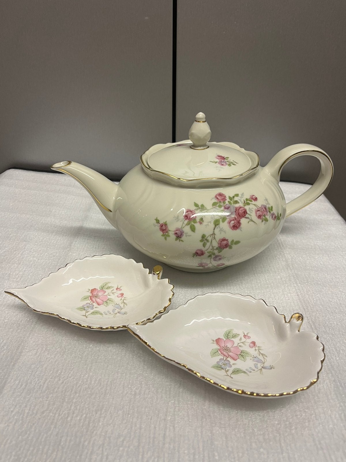 Porseleinen Theepot met 2 Bladvormige Schaaltjes, Ophalen of Verzenden
