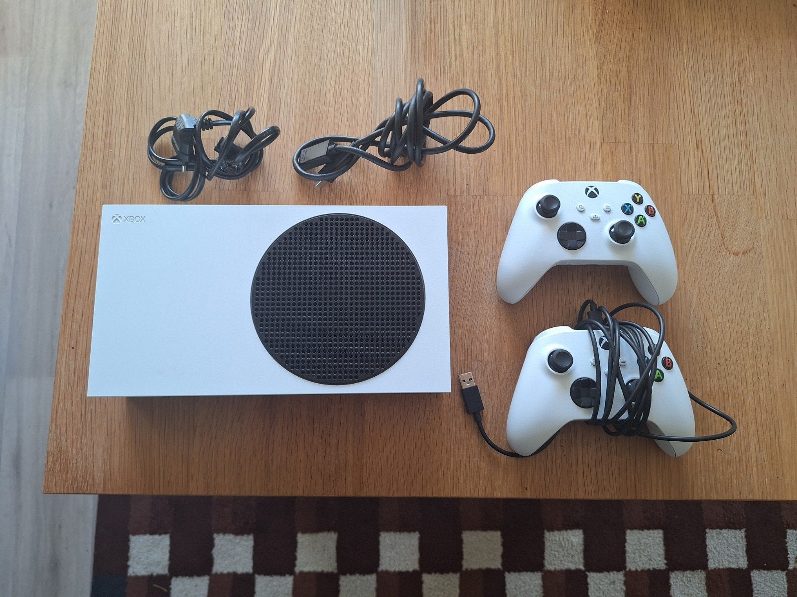 Xbox Series S met 2 oplaadbare controllers en kabels