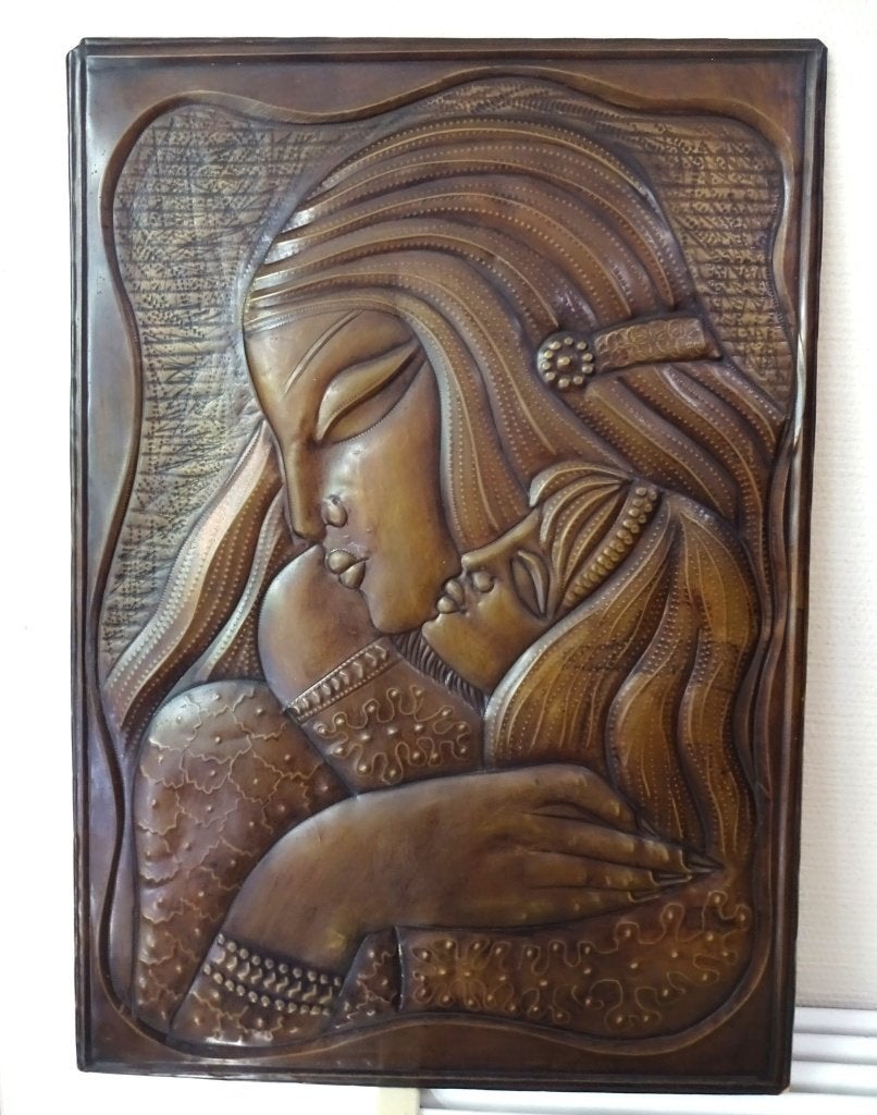 Tsjekanka koperen wandpaneel: moeder en dochter, 1980, Wanddecoratie, Bruin, 41 cm, Metaal