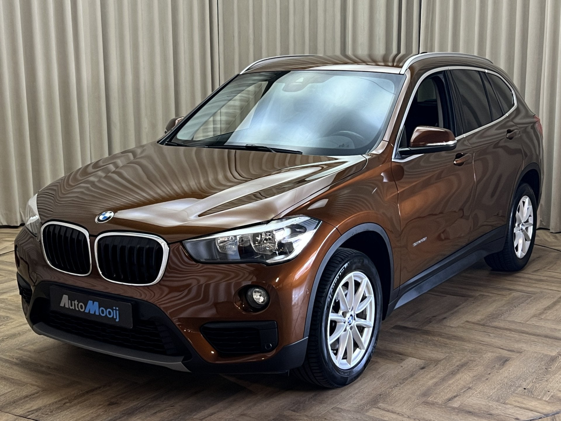 BMW X1 sDrive18i *1e Eigenaar!* Navigatie / ECC Clima / PDC, Auto's, Gebruikt, Bruin, Origineel Nederlands, Bedrijf