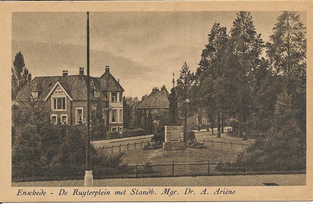 Enschede  de Ruyterplein met Stanb Mgr. Dr. A. Ariens., Ophalen of Verzenden, 1940 tot 1960, Gelopen, Overijssel