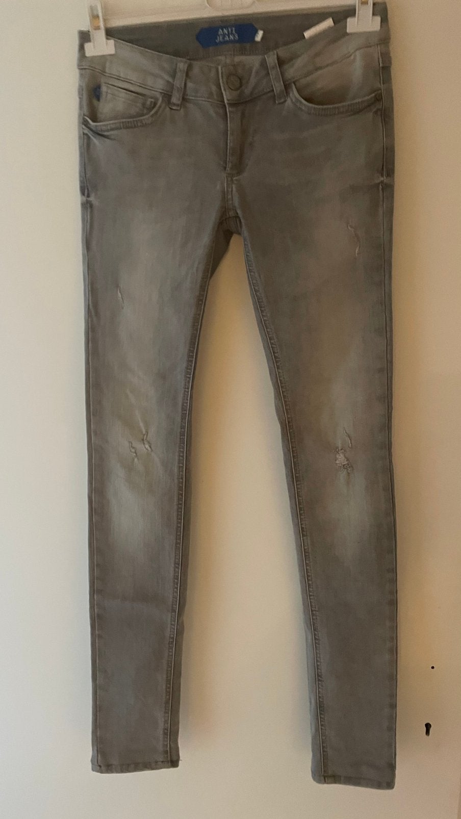 Jeans Skinny Anti Blue kleur grijs maat 34, Ophalen of Verzenden, Zo goed als nieuw, Grijs, W27 (confectie 34) of kleiner