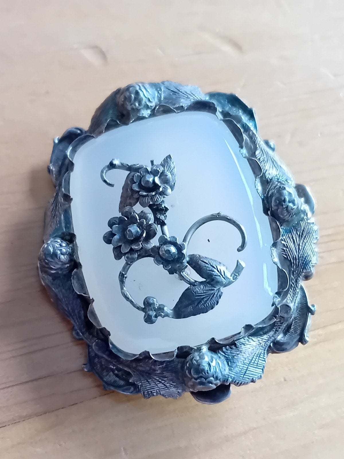 Antieke Zilveren Jachtbroche met Grote Witte Agaat Duitsland, Ophalen of Verzenden, Zilver, Broche, Met edelsteen
