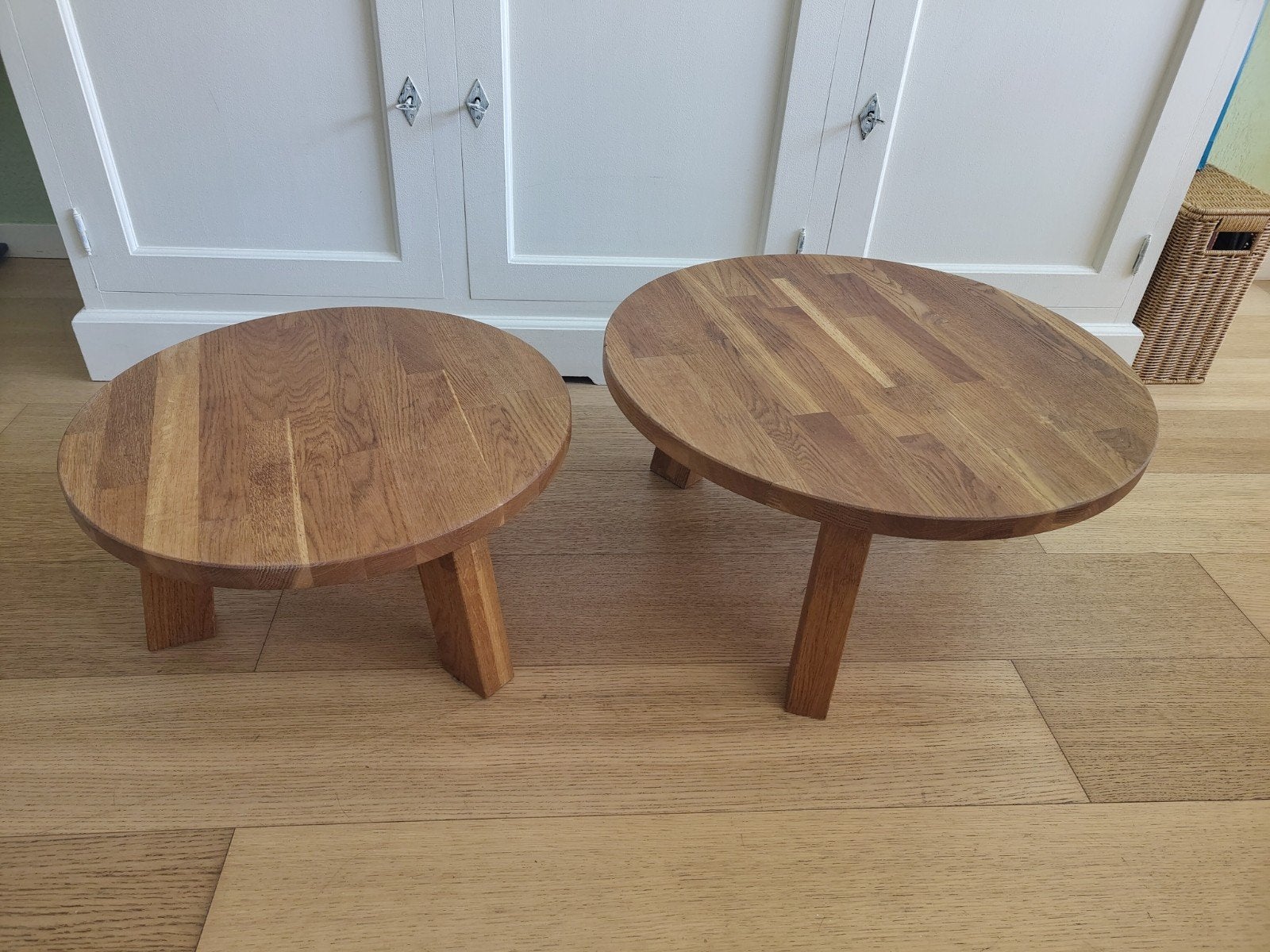 2 ronde bijzettafels van Woood, Ophalen, Rond, Hout, 55 tot 75 cm