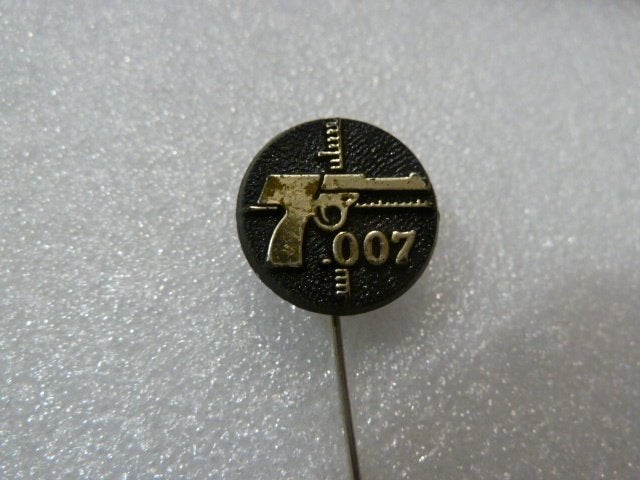 Vintage 007 James Bond Pistool Speldje Pin, Ophalen of Verzenden, Gebruikt, Overige onderwerpen, Speldje of Pin