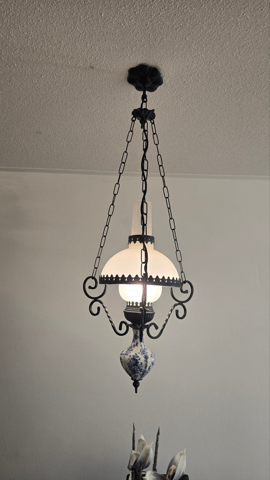 Vintage Hanglamp met Delfts Blauw en Smeedijzer, Ophalen, Gebruikt, E27 (groot), Klassiek, Vintage, Delfts Blauw