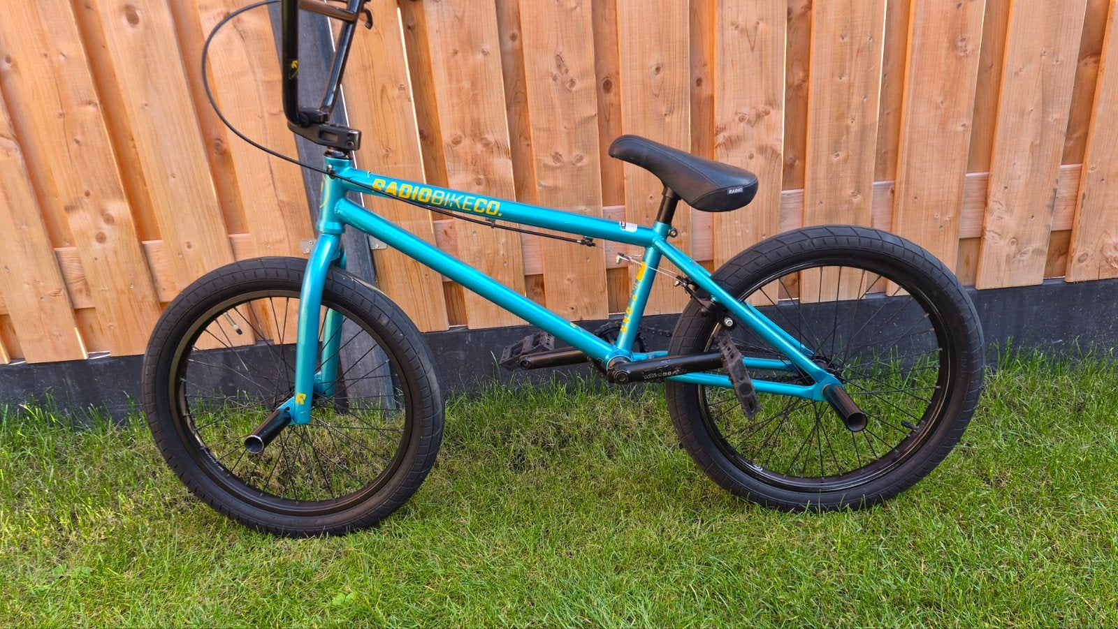 Radio Bikes BMX - 20 inch wielen, zo goed als nieuw, Fietsen en Brommers, 20 tot 24 inch, Aluminium, Zo goed als nieuw, Voetsteunen
