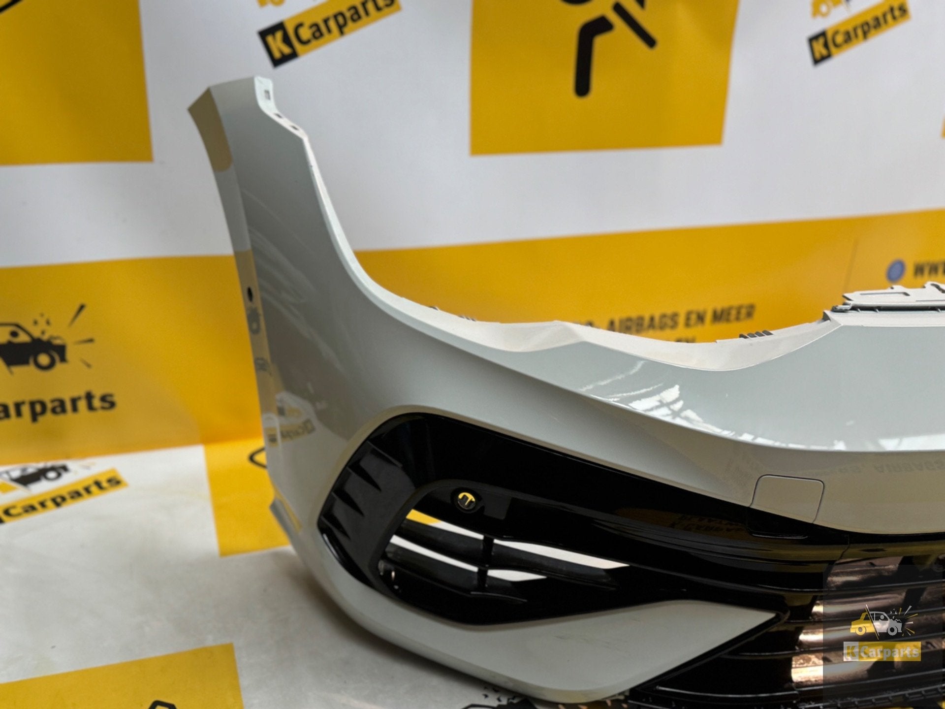VOLKSWAGEN GOLF 8 R R20 VOORBUMPER 6xPDC 5H0807221E LC9A, Auto-onderdelen, Gebruikt, Volkswagen AG, Bumper, Berliner Ring 2
38440  Wolfsburg, DE