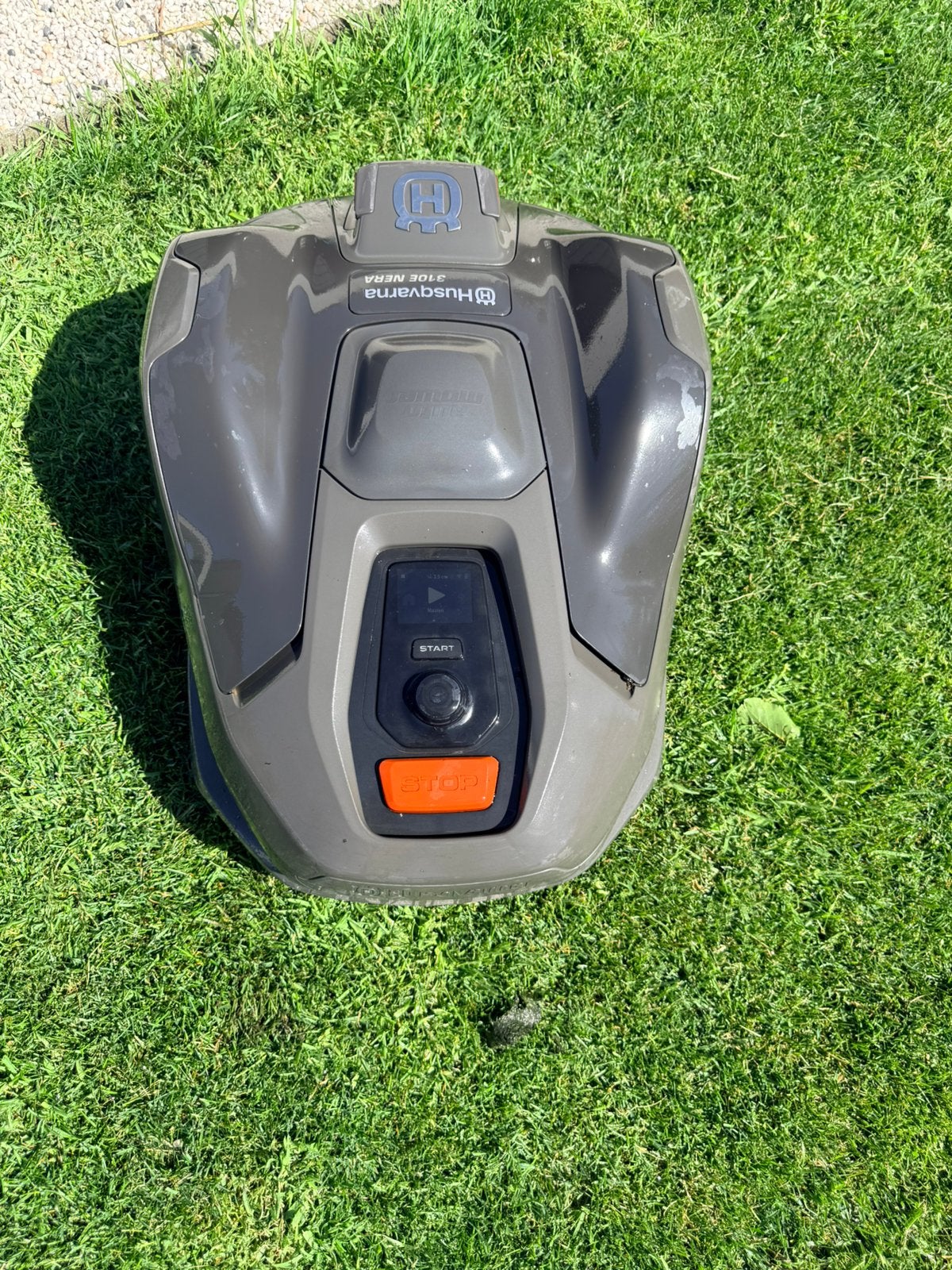 Husqvarna AM 310E Nera Robotmaaier incl EPOS/GPS en garage, Ophalen, Zo goed als nieuw, 20 tot 25 cm, Bestuurbaar via app