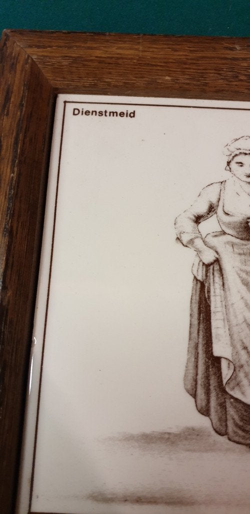 Tegel dienstmeid met donker eikenhouten lijst, Ophalen of Verzenden, 'T Olde Gre-j, Info@toldegrej.nl, Endepoelstraat 20f Didam