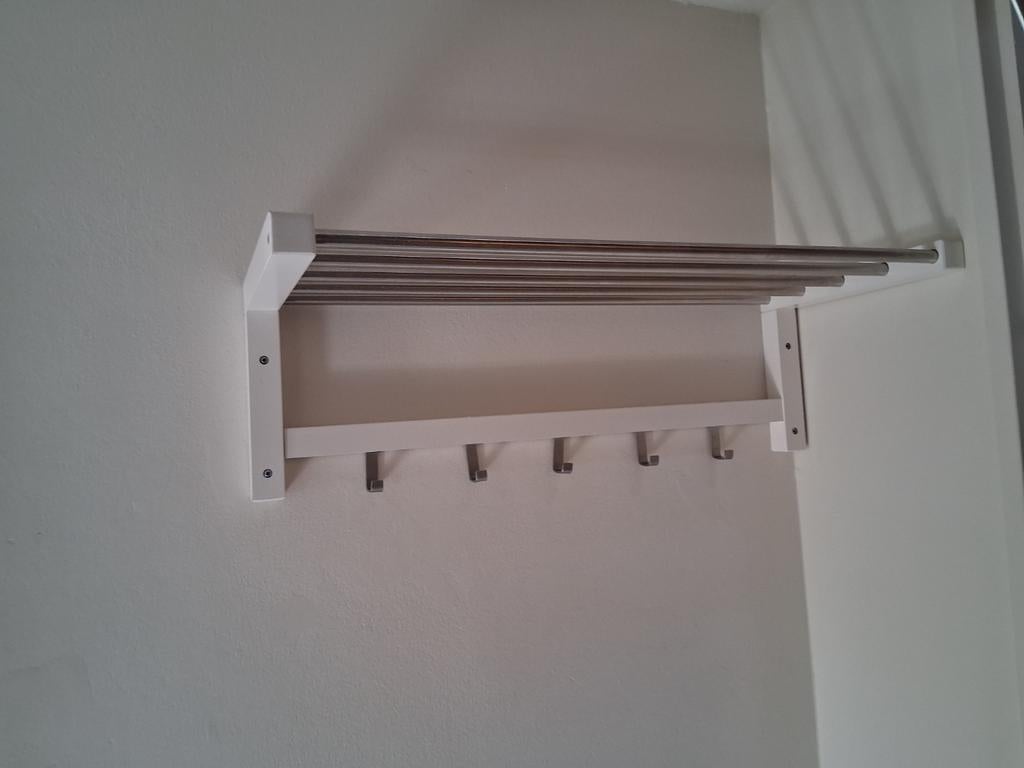 Witte wandkapstok met metalen stangen en haken, Huis en Inrichting, Woonaccessoires | Kapstokken, Ophalen