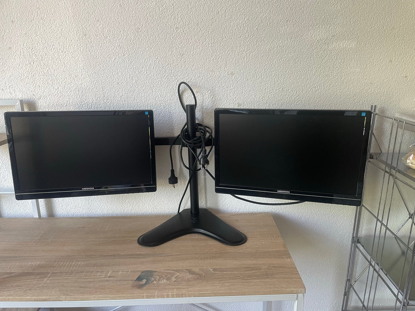 2 Medion monitoren op dubbele monitorarm, Ophalen, Gebruikt, In hoogte verstelbaar, Full HD