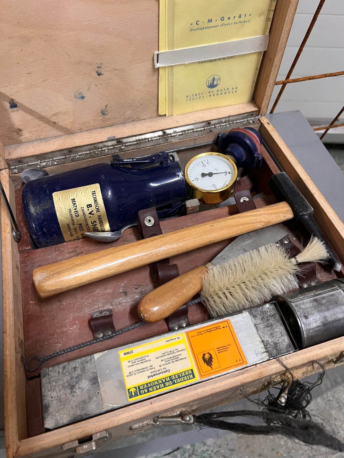 Carbid CM vochtmeter, Ophalen