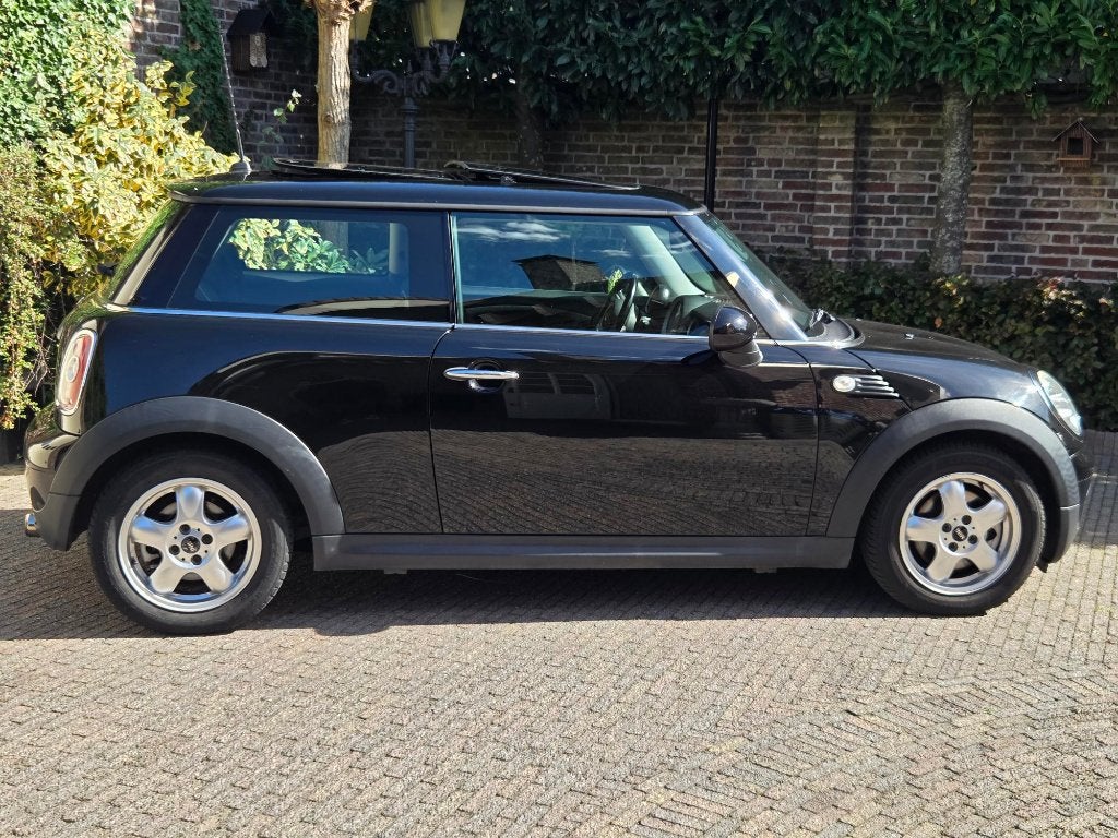 Mooie Mini Cooper  Bj. 2010 , met extra set velgen/banden.