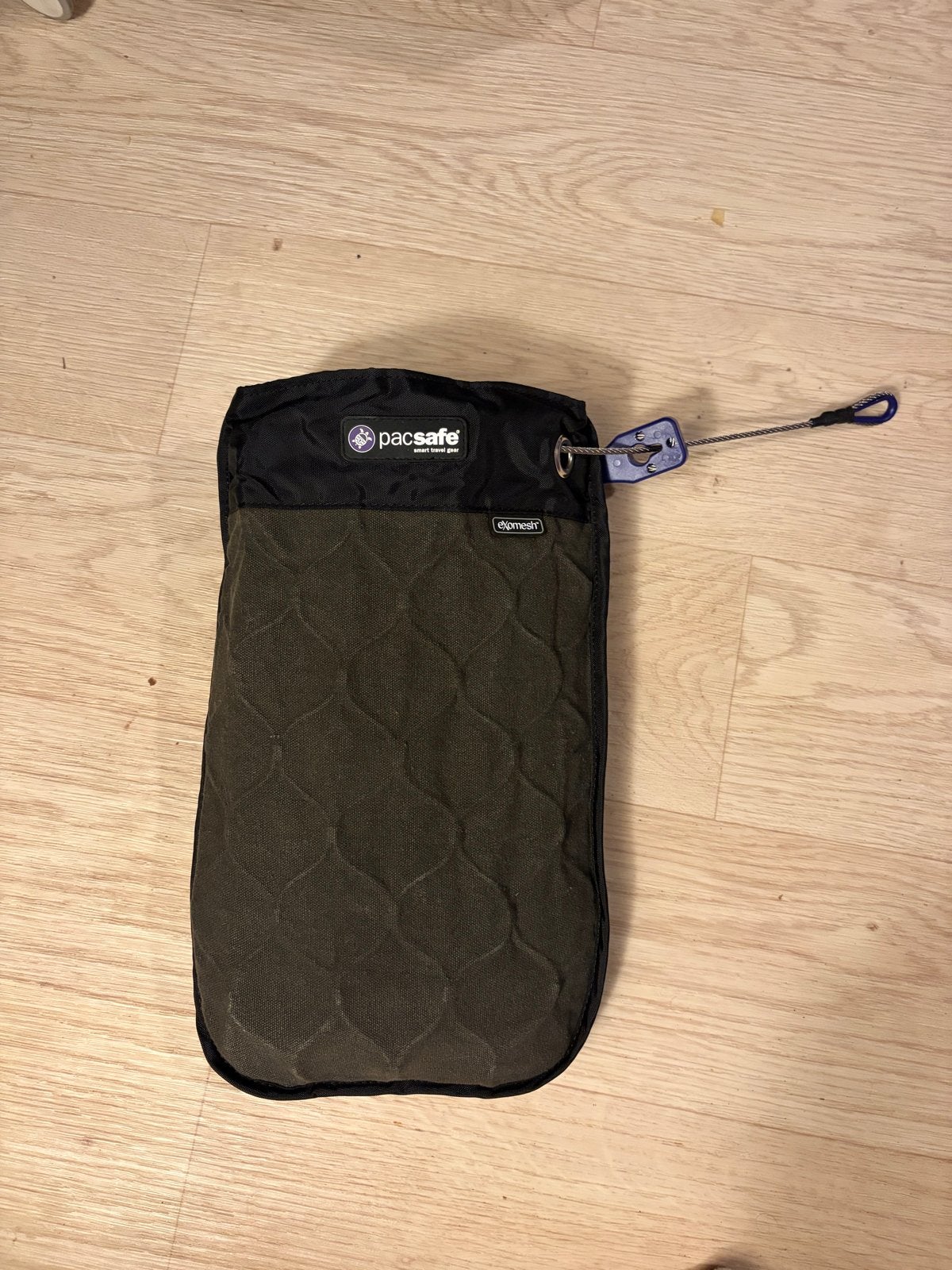 Pacsafe Travelsafe GII Draagbare Kluis - Anti-diefstal, 40 tot 60 cm, 20 tot 30 cm, Zwart, Minder dan 35 cm