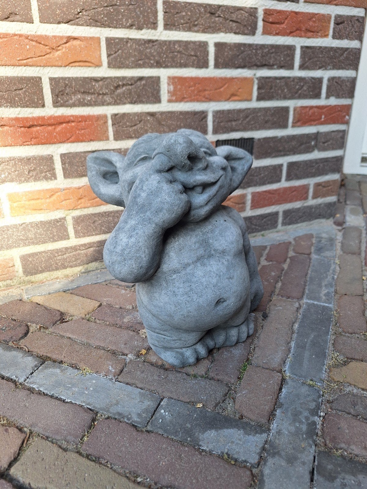 Betonnen trol met vinger in de neus - 35 cm hoog, Ophalen, Nieuw, Beton, Overige typen