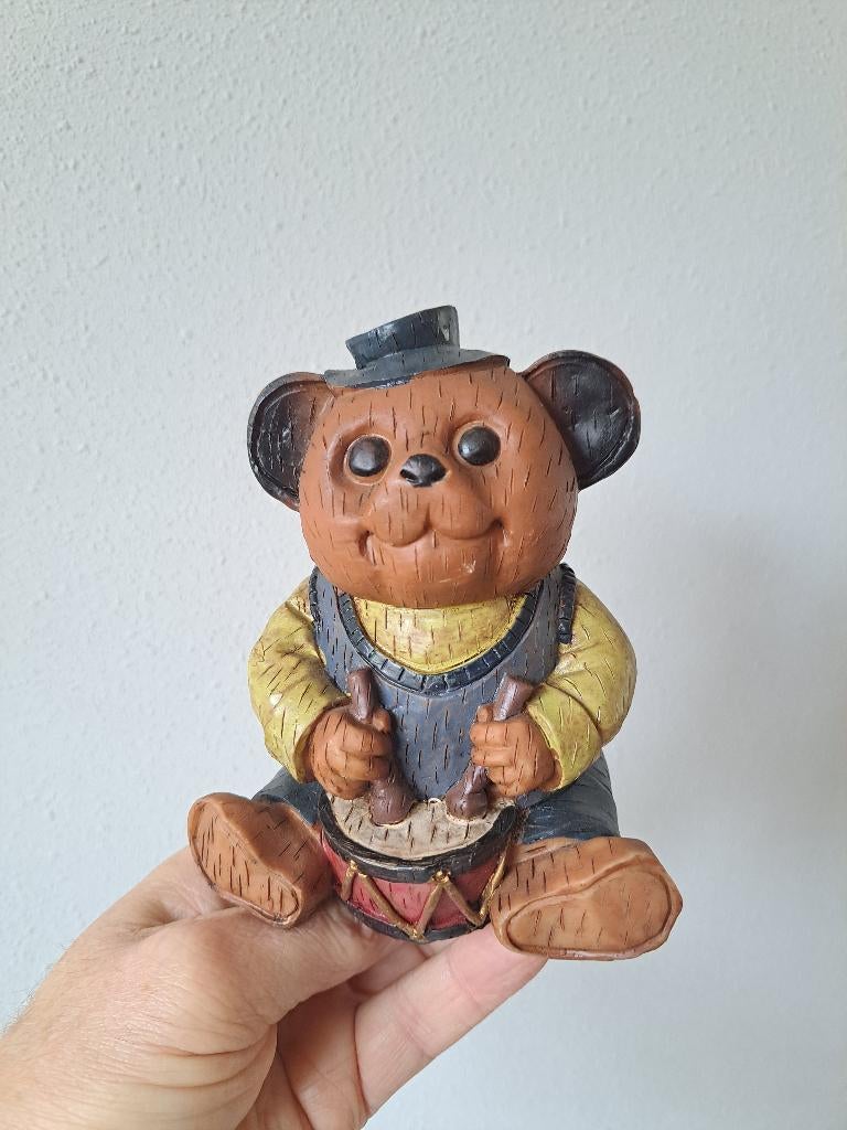 Woody beer met trommel, RFA kusthars 9x8x14cm, Verzamelen, Beelden en Beeldjes, Ophalen of Verzenden, Gebruikt, Dier