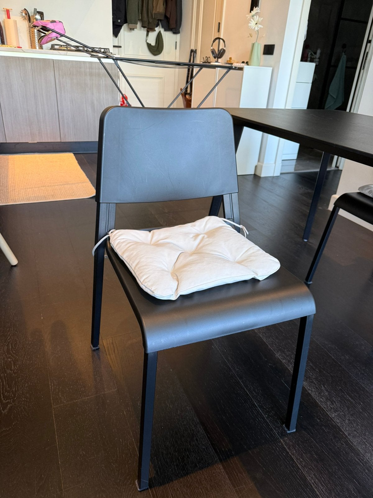 Two Black chairs - IKEA Teodores, Ophalen, Zo goed als nieuw, Zwart, Twee