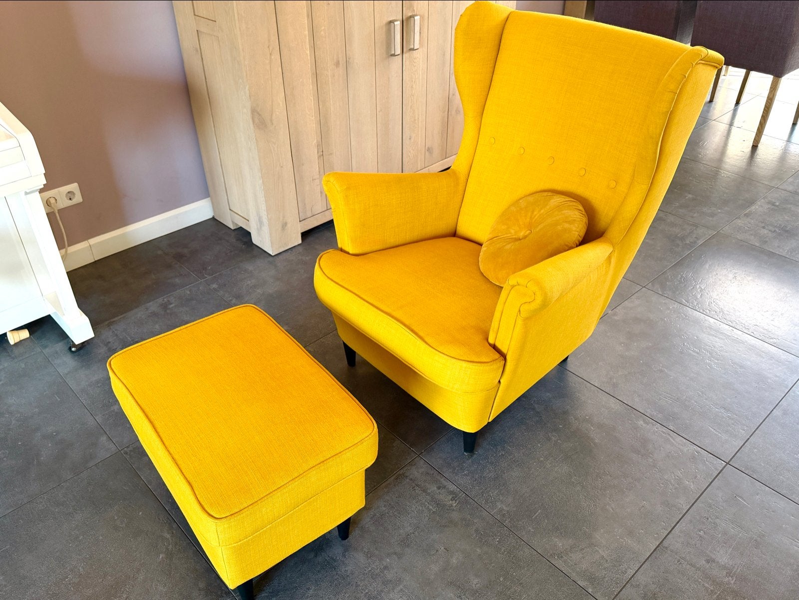 Oorfauteuil Strandmon + bijpassende voetenbank, Ophalen, Zo goed als nieuw, Stof, 75 tot 100 cm