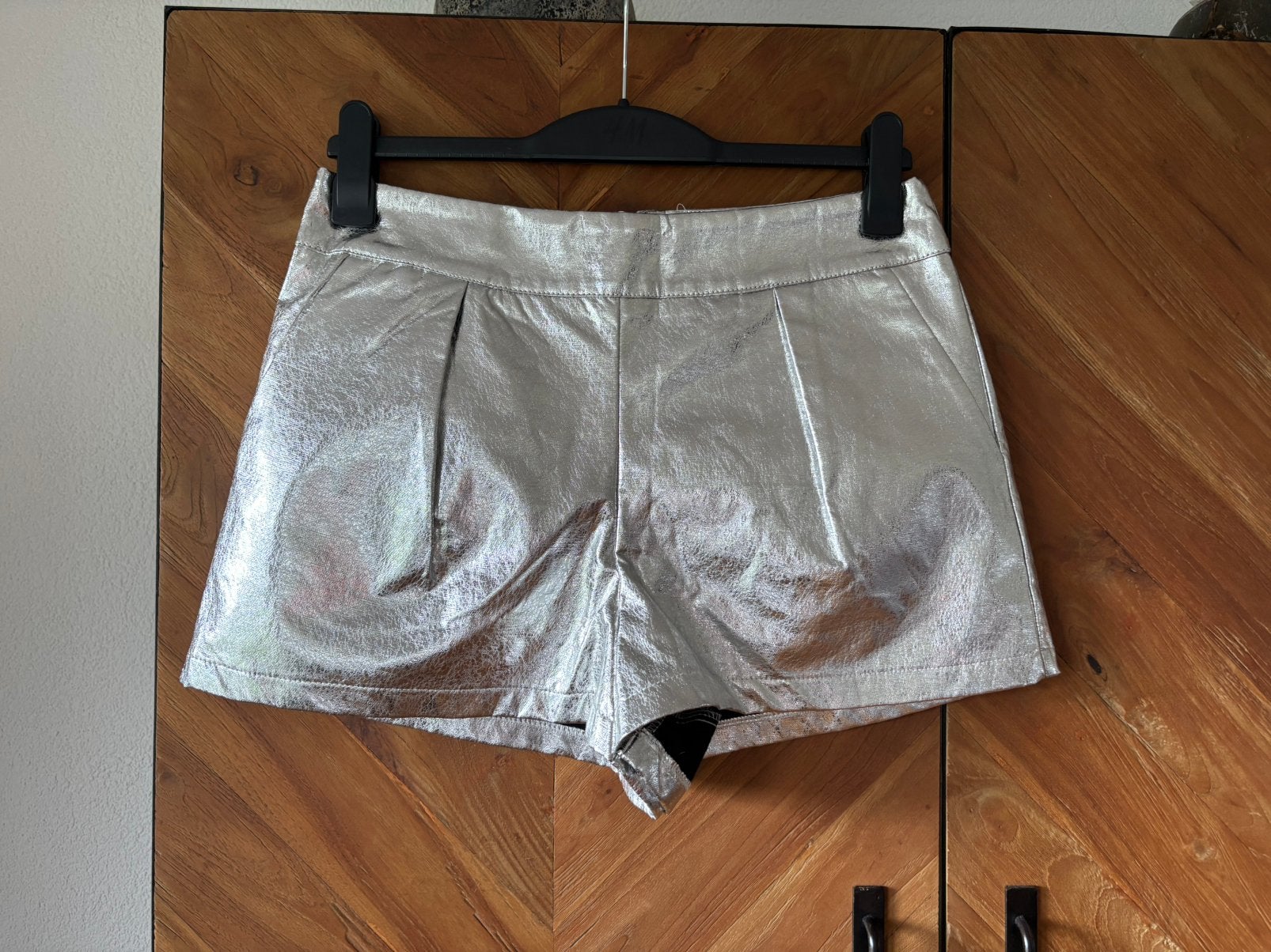 Nieuw! Zilveren Imitatieleren Korte broek van Shein. Maat L, Kort, Maat 42/44 (L), Nieuw, Ophalen of Verzenden