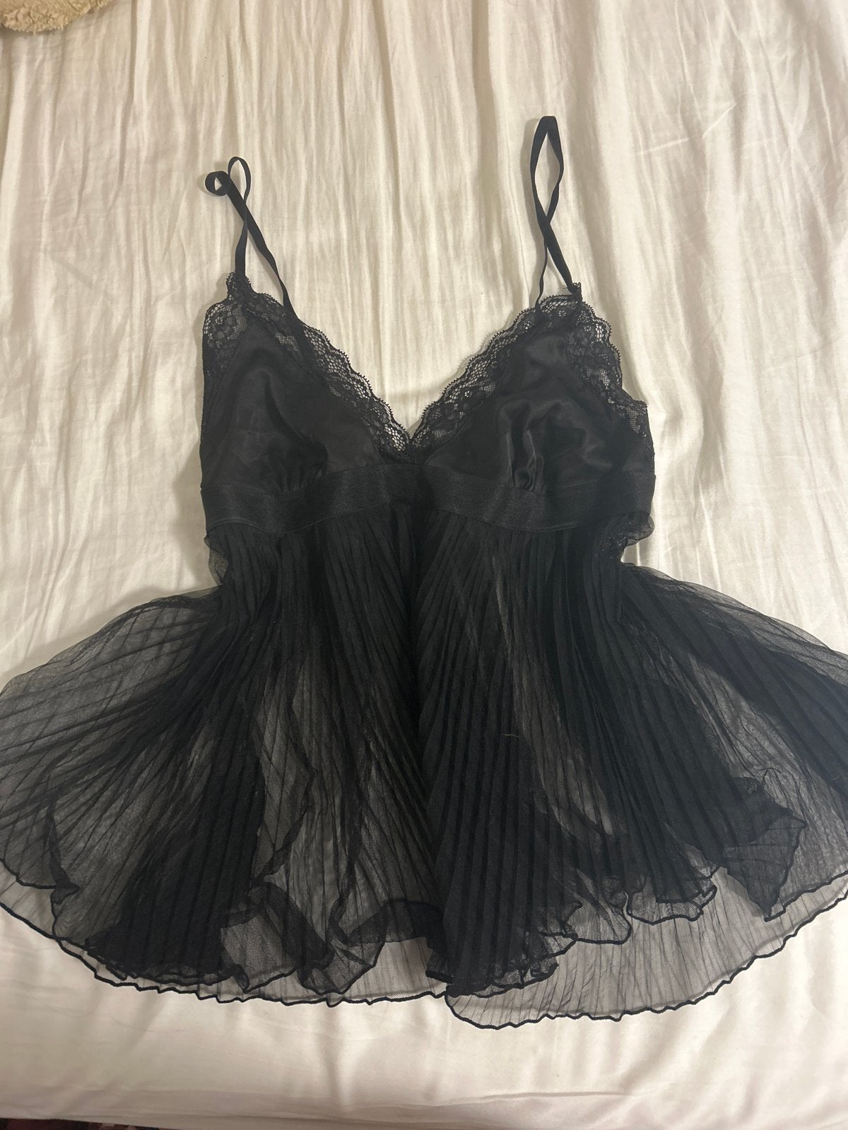Zwart babydoll nachthemdje met plissé en kant, Kleding | Dames, Ondergoed en Lingerie, Ophalen of Verzenden, Zwart, Nachtkleding