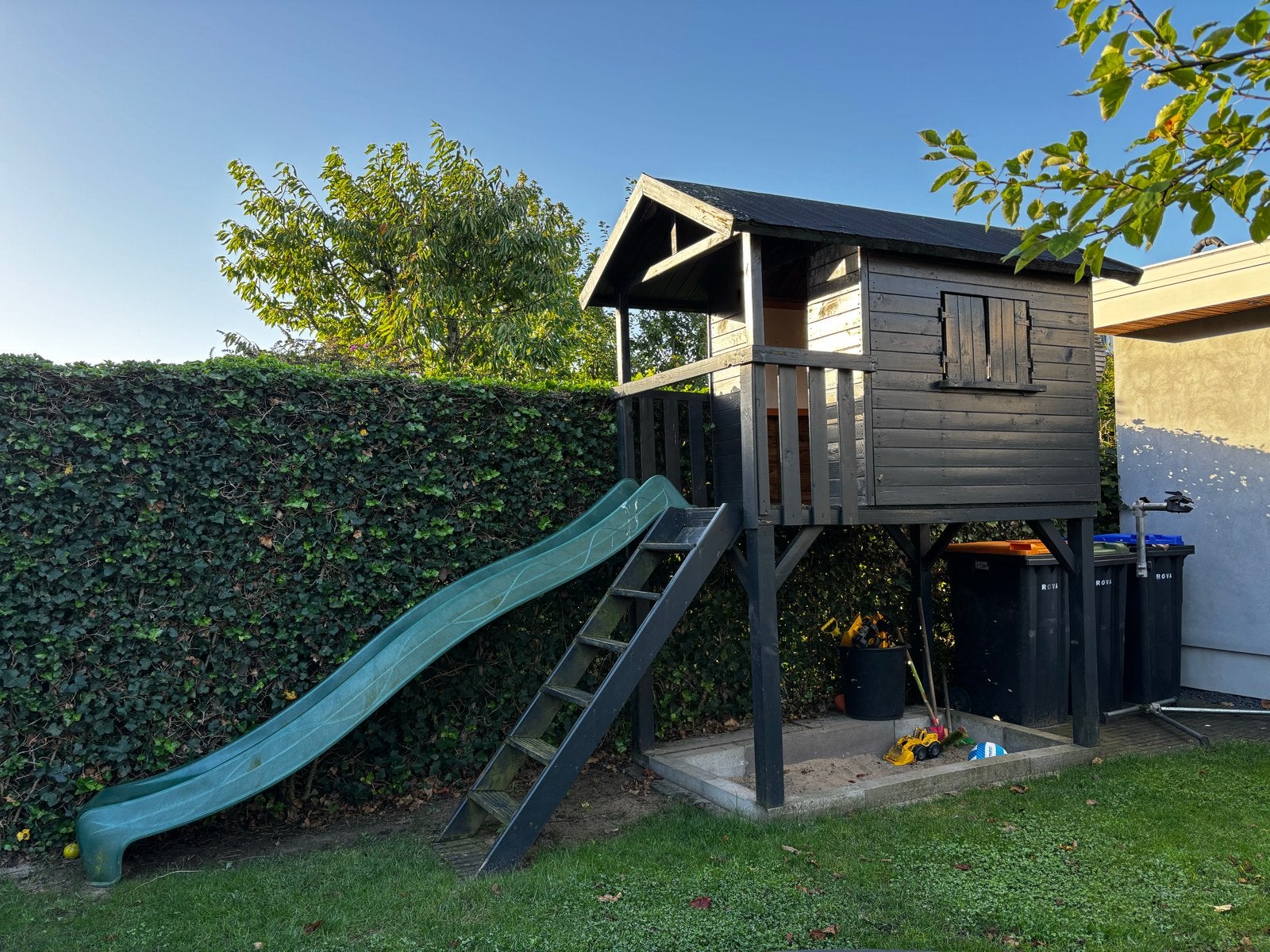 Houten speelhuisje met glijbaan en zandbak, Ophalen, Gebruikt, Hout