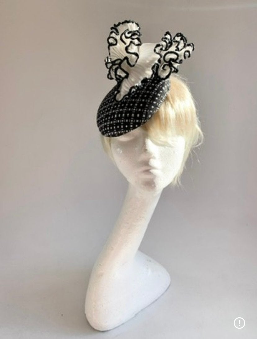 Handgemaakte Percher Hoed - Zwart/Wit met Ruches, Kleding | Dames, Hoeden en Petten, Ophalen of Verzenden, Nieuw, One size fits all
