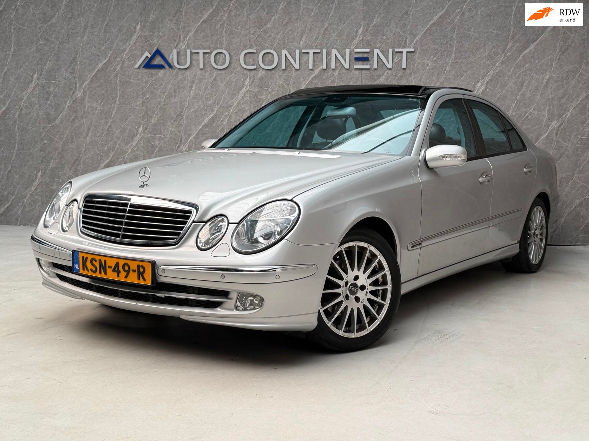 Mercedes-Benz E-klasse 240 Avantgarde / Panorama / APK, Auto's, Automaat, Achterwielaandrijving, Gebruikt, Zwart