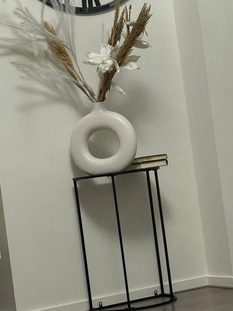 Moderne witte donut vaas met droogbloemen.   Twee stuks, Huis en Inrichting, Woonaccessoires | Vazen, 50 tot 75 cm, Wit, Aardewerk of Porselein