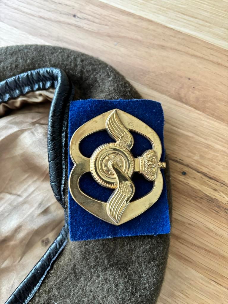 Baret met embleem, Verzamelen, Militaria | Algemeen, Overige soorten, Helm of Baret, Overige gebieden, Ophalen of Verzenden
