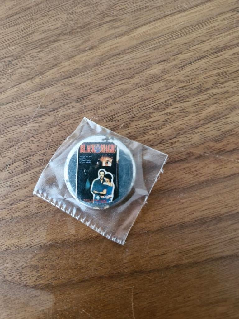 158 Black Magic Film button, Verzamelen, Speldjes, Pins en Buttons, Ophalen of Verzenden