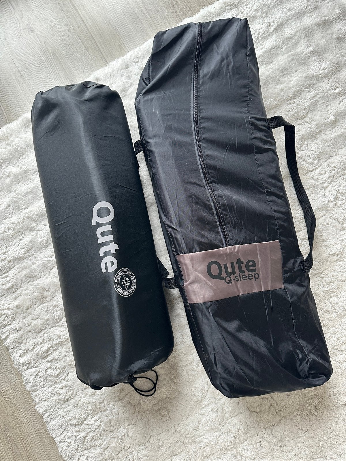 Qute Campingbed Q-sleep in de kleur bruin inclusief matras, Kinderen en Baby's, Ophalen, Zo goed als nieuw, Reisbedje