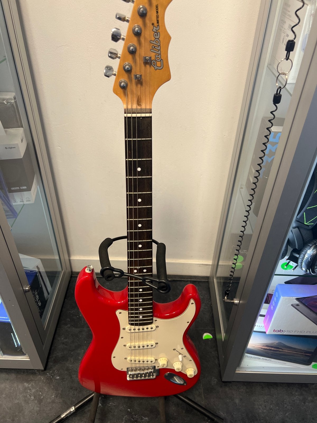 Caliber elektrische gitaar - Rood - Zo goed als nieuw, N, N, Ophalen of Verzenden, Zo goed als nieuw